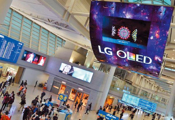 Видеостена из 140 изогнутых 55-дюймовых OLED-панелей LG Electronics установлена в международном аэропорту Инчхон в Южной Корее. Дисплеи OLED построены на основе органических светодиодов, излучающих свет при прохождении через них электрического тока